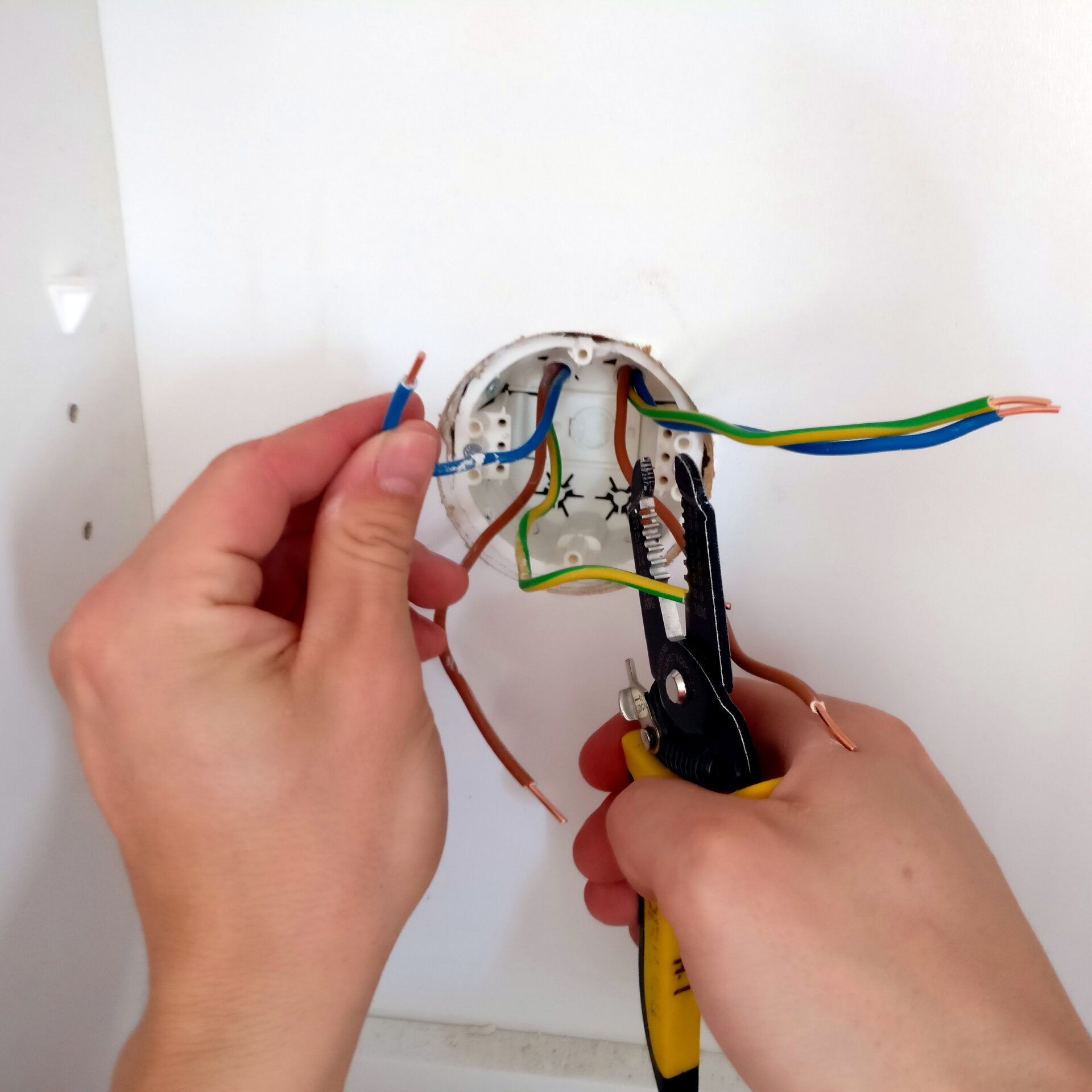 Electrician installing socket 20160817